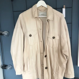 Jacka - Beige färgad Manchester jacka från stradivarius! Bra skick!