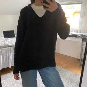 STICKAD TRÖJA FRÅN HM - Säljer denna stickade tröja från HM som jag köpte förra hösten, perfekt att ha över tröjor eller enskilt 🤍 I princip nyskick, pris kan diskuteras vid snabb affär🤍 Köparen står för frakt kostnaden🤍 PS byxorna säljs också på mitt konto