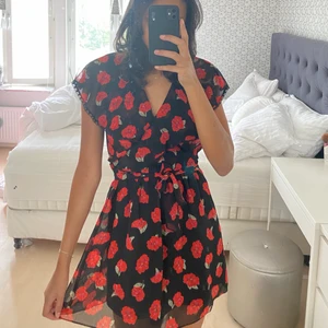 Klänning  - Använd en gång - går att knyta i midjan - jag är 173 om ni vill jämföra längden på klänningen, köparen betalar frakt (66kr)