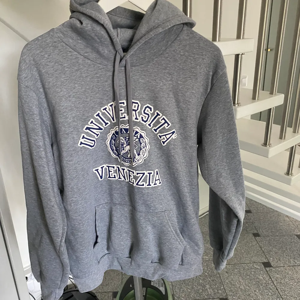 Asss fin hoodi från Italien. Köpt nyligen, använd en gån inte mer pågrund utav att jag har så många hoodies att jag måste bli av med några. Köpt för 250kr så börjar att lägga ut den för det priset. KÖP DIREKT FÖR 380kr inklusive frakten. Ha en fin dag/kväll. Storlek XL men dom är ganska små i storlekarna pågrund ut av att det är italienska storlekar. Hoodies.