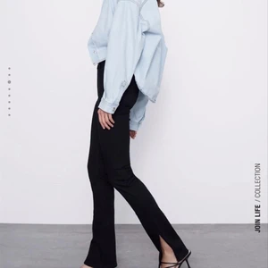 Svarta skinny jeans med split från Zara - Svarta skinny jeans med split från Zara, strl 38, använda en gång så i nyskick , säljer pga att jag inte fått dem till användning, 