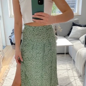 Blommig grön långkjol - Superfin långkjol i nyskick, frakt tillkommer💕