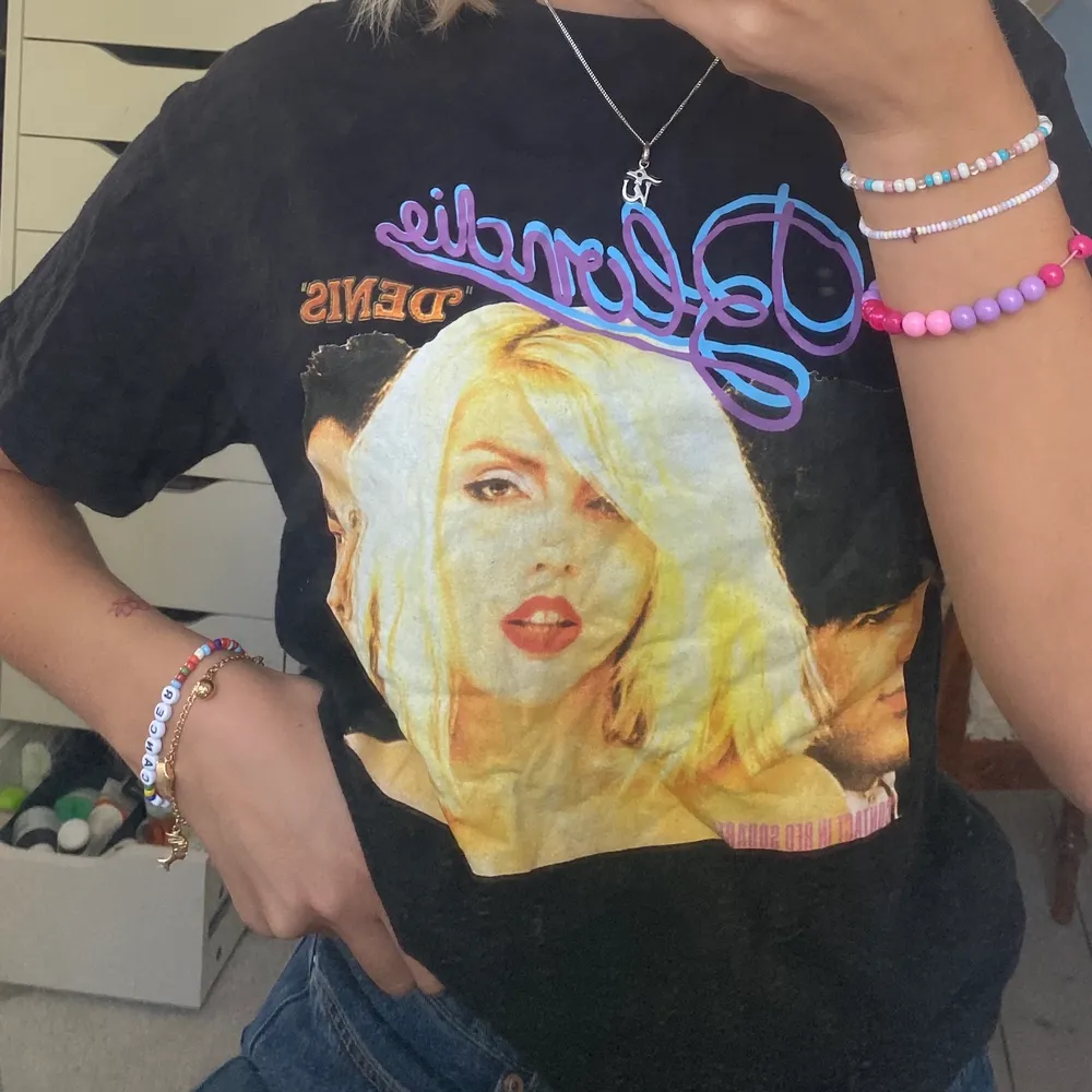 säljer denna coola tisha med blondie tryck då den tyvärr inte kommer till användning. strl xs men skulle säga att den sitter mer som en s/m. blir din för 60+frakt💕. T-shirts.