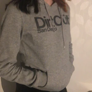 Dirtült hoodie - En dirtcült Hoodie jag inte använder längre då den e för liten ❤️. Orginalpriset är runt 600-700. Kan betala för frakt om så önskas annars kan vi dela på det. Inga skador, fortfarande i nyskick!