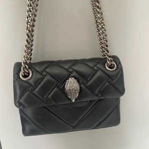 Svart Kurt geiger väska - Använd Kurt geiger väska som jag köpt för ungefär ett år sedan, den är i bra skicka lite repor men inget man ser på långt håll. Jag köpte den för 1500kr o säljer den för 800kr, för mer bilder eller information kontakta!
