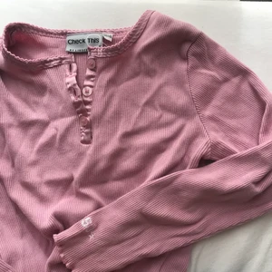 Rosa långärmad croptop - Rosa långärmad croppad tröja, 134/140 men passar xs! Möts i slussen eller postar!