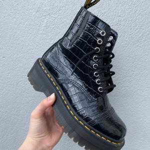 Säler mina dr martens, Sinclair, 38. Skorna har två olika stilar, antingen snörning eller dragkedja (båda ingår). Köpte dessa för 2300 och de är knappt använda. Om flera är intresserade är det budgivning som gäller.Frakt tillkommer!