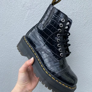Dr martens - Säler mina dr martens, Sinclair, 38. Skorna har två olika stilar, antingen snörning eller dragkedja (båda ingår). Köpte dessa för 2300 och de är knappt använda. Om flera är intresserade är det budgivning som gäller.Frakt tillkommer!