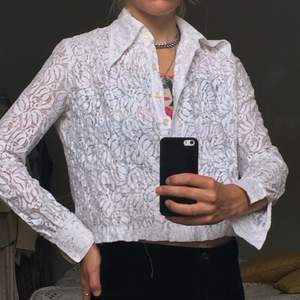 Superfin vit skjorta i brodyr och storlek xs-s. Den är kort i modellen och passar till allt, jeans såväl som kostymbrallan. Köpt i kph 