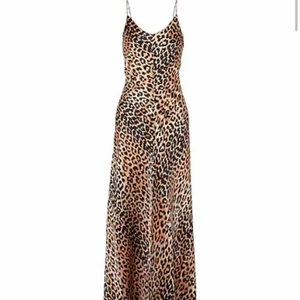 Klänning satin i Leoprint  - Klänning i leoprint silk stretch satin  Storlek 38  Oanvänd och etikett kvar.  Nypris 2700 kr nu 1500