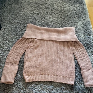 En stickad tröja - En stickad tröja jag har kanske använt en gång och är rosa 