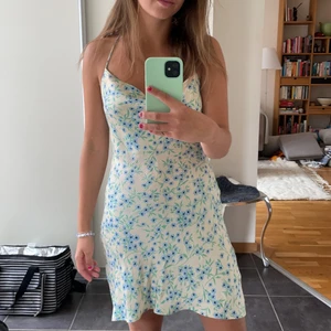 Klänning Zara - Säljer nu min klänning ifrån Zara som är köpt i början av sommaren. Endast använd ca 2 gånger så därför är den i väldigt bra skick. Materialet är lite satinliknande och sitter väldigt snyggt.