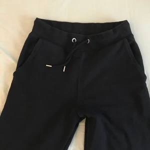 svarta byxor från stadium  - Den är i helt okej skick och ksk 2 år gammal.            Har inte använt den så mycket och minns inte exakta nypris men jag tror det va ungefär 200.                      Men jag väljer att sälja den här för 20kr eftersom att köparen också står för frakten :)                    