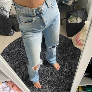 Långa jeans - Jeans från Gina som går över skorna på mig som är 1,60. De är lite stora för mig i midjan men storleken är 34. Skicket är väldigt bra då de knappt har använts. 🤍