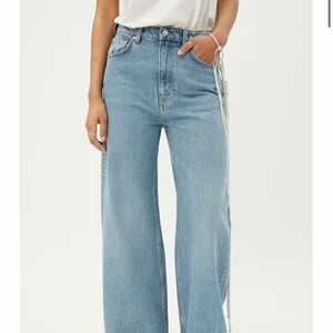 Weekday ”Ace High Wide Jeans” - I bra skick, använd fåtal gånger i vintras, har ingen användning av dem längre. W32L34