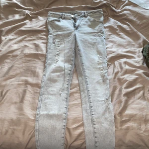 Jeans hög midja strl S - Oanvända Jean ifrån Bik Bok, ljusgråa, lite ”slitna” fram. Hög midja, stretchiga. 