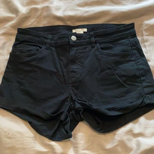 Kortbyxa HM strl 36 - Svarta kortbyxor från Hm strl 36. 