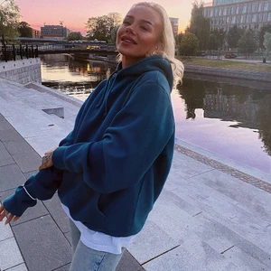 Blågrön hoodie - Jätteskön och mjuk mörkare blå-grön hoodie. Strl M men oversize