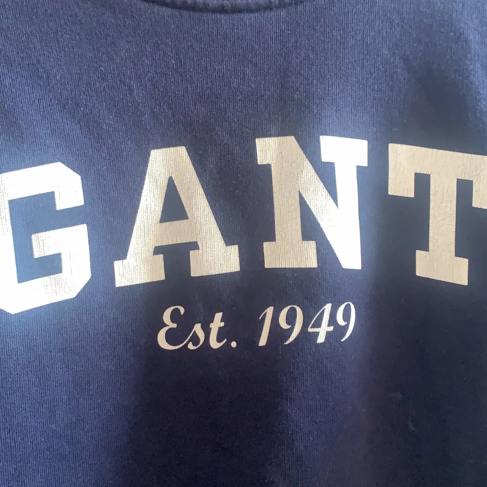 En snygg marineblå GANT tröja i storlek xs, ganska använd men förövrigt fint skick . Tröjor & Koftor.