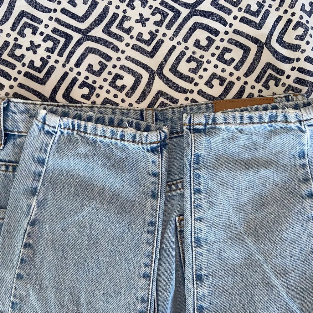 ljusblåa jeans som tyvärr blivit för små💔 lite slitna nertill och på linningen (bild 3) men tycker bara att det ger lite struktur! nypris 499kr. Jeans & Byxor.