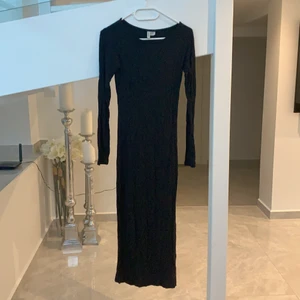 Svart klänning  - En svart klänning från h&m