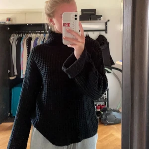 Stickad tröja - Säljer min stickade tröja som är en favorit till vintern men tyvärr inte min stil längre. Den är sparsamt använd, inte nopprig och inte tappat färg. Storlek XXS men jag som är S använder den. 