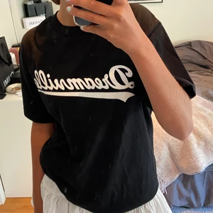 T-shirt  - Säljer denna snygga J.Cole Dreamville tröjan. Endast använd en gång och är i superbra skick. DM vid intresse!!💕💕(köpare står för frakt)