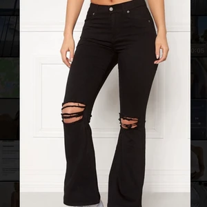 Dr denim bootcut - Säljer dessa jeans från dr denim för den har blivit för små för mig. Dem är i väldigt bra skick och använda 2 gånger. Jag har klippt dem där nere så att det passar någon som är runt 160-170