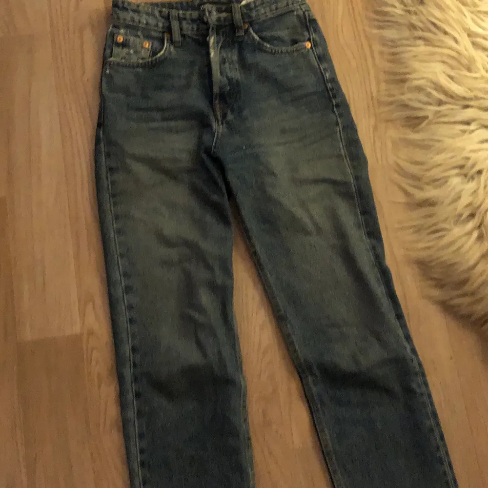 Zarad mom jeans som jag säljer för de it passar längre:)) har man frågor elr nått så äre ba att kontakta<3. Jeans & Byxor.