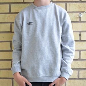 Umbro sweatshirt strl L/M [S007] - Märke: Umbro.                                                   Storlek: L herr (sitter mer som en M), modellen är 178cm.                                                                Skick: Okej, fläck på vänster baksida ärm (se bild 4).                                  Skickas inom 24h, samfrakt är möjligt, 14 dagars retur.                                                                   Regler & villkor i våran beskrivning! För fler bilder eller övriga frågor, skriv gärna!