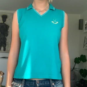 Pike linne - Säljer ett jättefint pike linne som är i lite 60-talsstil. Det är superfin grön/turkos färg. Det är köpt second-hand, men knappt använt och i mycket bra skick!  Det är en storlek L, men skulle mer kalla det för en M.