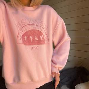 en rosa sweatshirt strl XS, men sitter lite oversize på mig som är 164cm lång och vanligtvis strl xs/s💕 den är i bra skick. Köparen står för frakt🤍