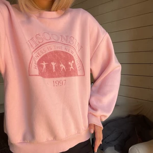 rosa sweatshirt  - en rosa sweatshirt strl XS, men sitter lite oversize på mig som är 164cm lång och vanligtvis strl xs/s💕 den är i bra skick. Köparen står för frakt🤍