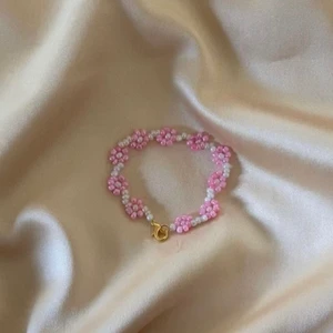 Smycken - Vi säljer önskade handgjorda ringar, armband, halsband och fotlänkar. Allt från körsbär, blommor och basics. Ringar = 15kr armband/fotlänkar = 40kr och halsband = 60kr. Frakt tillkommer (oftast på 11-22kr) priserna kan sänkas/höjas beroende på önskemål av mönster och pärlor. Hör av er vid intresse. 💘🌞🍉👙 följ oss gärna på Instagram och tiktok, bybellissimo