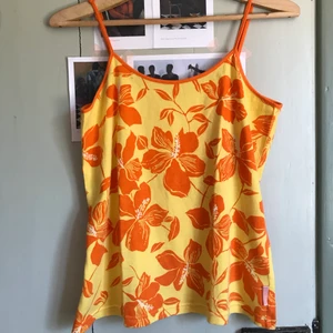 mönstrat linne☀️☀️ - Härligt linne i storblommig mönster☀️ Väldigt bra skick, från tidigt 2000-tal. Strl L. Jag på bilden har strl S i toppar så passar de flesta storlekarna. Skulle kunna sys in för en lite tajtare passform. Axelbanden går att spänna. Kan skicka bler bilder eller mått på begäran. Kolla gärna in mina andra annonser, samfraktar gärna! 🐅