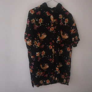 Skjorta - Charmig skjorta som passar strl S/M. 