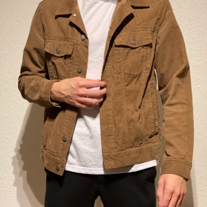 Manchesterjacka - Manchesterjacka från h&m som knappt är använd. Den har en otroligt snygg passform!