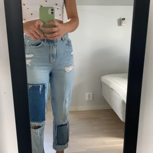 Jeans - Sjukt snygga jeans från Urban outfiten! Köpte dom för ungefär ett år sedan men är i väldigt bra skick och har inga fläckar! Frakt ingår