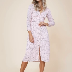 ADOORE Paris Dress - Underbar Paris dress från märket Adoore i storlek 36. Använd en gång, superfint skick! 🤍 Det blev inte riktigt rätt färg för mig tyvärr, hoppas att någon annan kan få njuta av denna skönhet! 😍 Nypris: 1395 kr. Jag säljer denna för 1100 + frakt, kan tänka mig att gå ned något i pris vid snabb affär. 