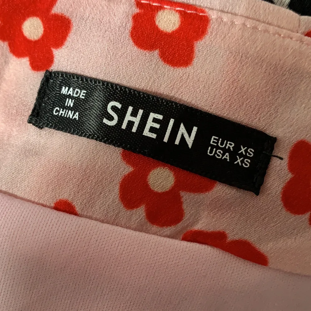 En söt kjol från Shein i storlek Xs men passar även en S. . Kjolar.