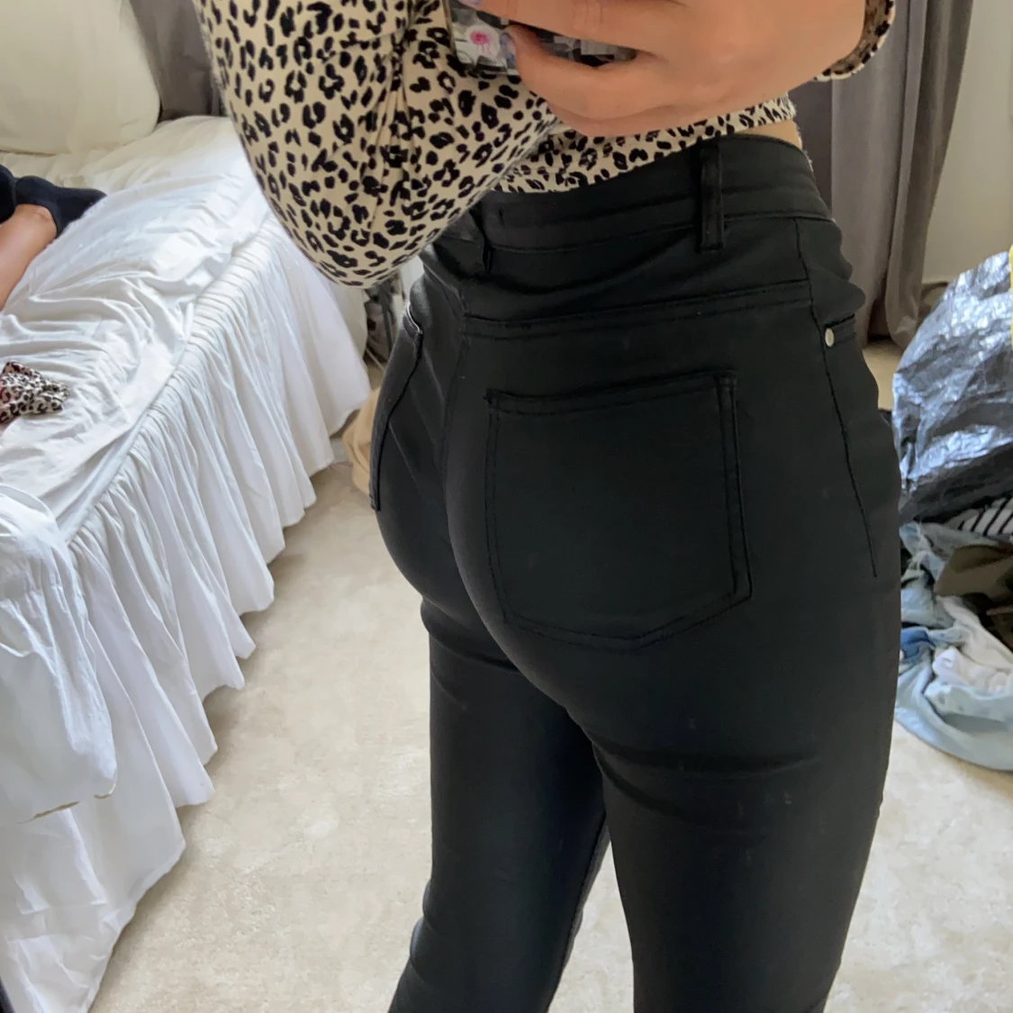 Utsvängda fake läder byxor