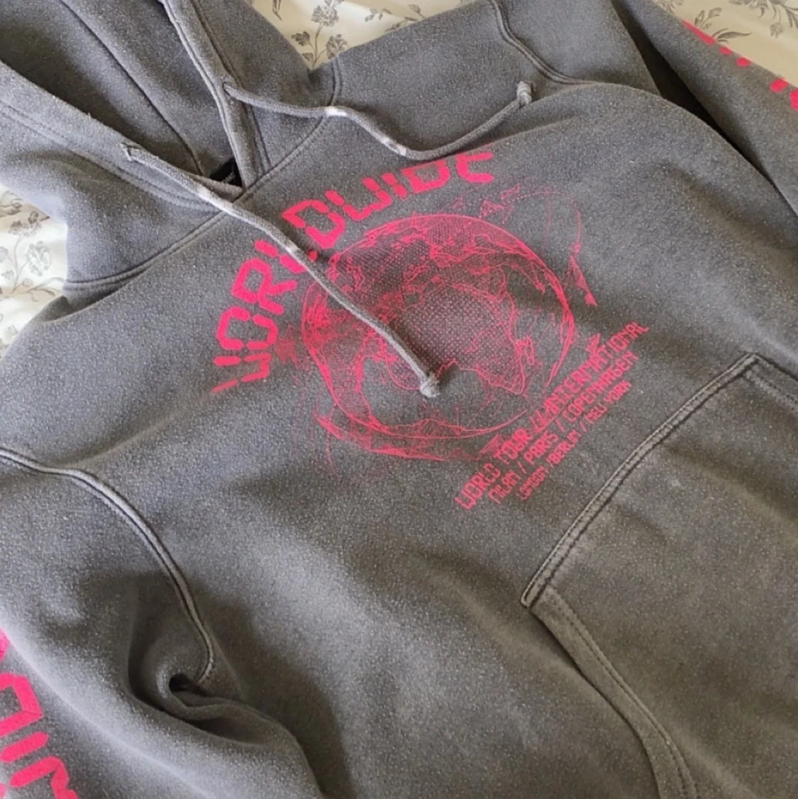 hoddie från prettylittlething - 90