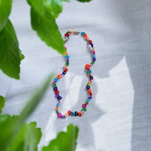 Pärlhalsband ”Blombukett” - BLOMBUKETT är ett pärlhalsband som är ca 30cm långt. Den har ett skruvlås som håller ihop smycket.