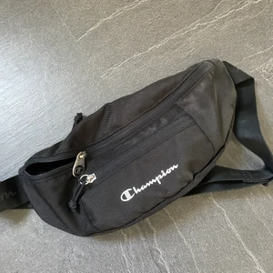 Champion väska - Svart midjeväska/ bältesväska från Champion i bra skick. Köpt från Zalando för 150kr säljer för 40kr + frakt🧡