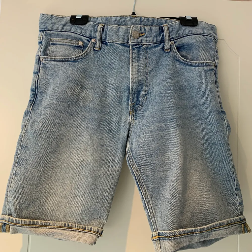 Skön shorts från H&M i storlek 34! Relativt urtvättade och passformen är definitivt tajtare än storlek 34! Frakt ingår om plagget säljs för priset nämnt! 😊 Ord pris: 250-300kr. Shorts.