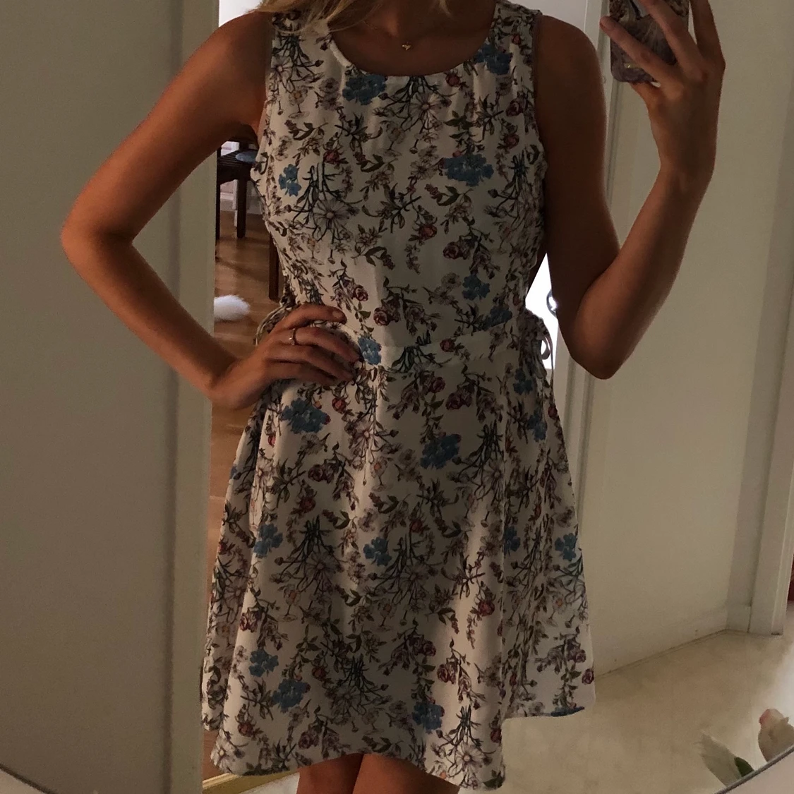 Blommig klänning med snörning i midjan - 91