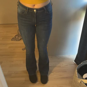 Bootcut jeans  - Säljer mina mörkblå bootcut jeans , jag är 163 cm och dem passar perfekt på mig dem skulle även passa bra på någon lite längre 