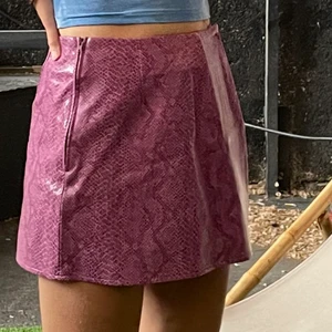 Trendig kjol i rosalila krokodilmönster - Snygg trendig kjol i krokodilskinnsimmitation! 