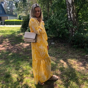 Maxiklänning Strl M  - Superfin maxiklänning från Bikbok i storlek M, använd en gång. Frakt betalas av köparen 62kr 📦 (Liten svart prick på klänningen, går säkert bort i tvätten.)