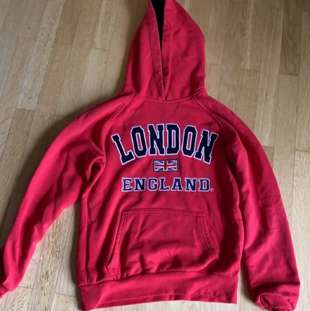 London röd hoodie bra skick inget speciellt märke. Hoodies.